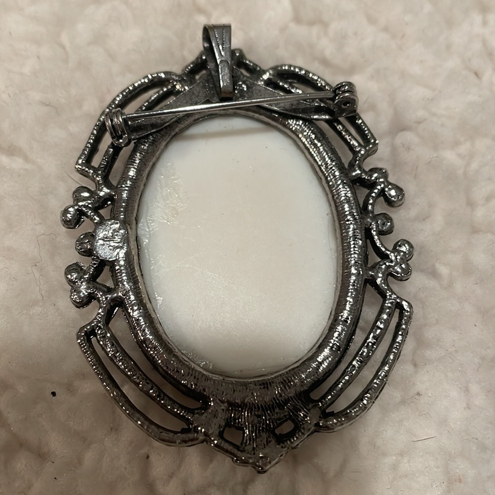 Hand painted brooch - Picture 2 of 3